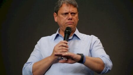 Tarcísio nega golpismo de Bolsonaro em público e atua nos bastidores para esfriar clima no STF