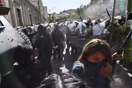 Militares tentam dar golpe de Estado na Bolívia e invadem palácio presidencial, mas ato é desmobilizado