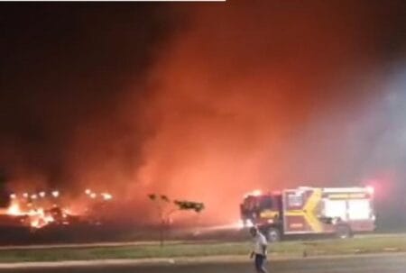 Bombeiros da Casa Verde são acionados para combater fogo em terreno baldio