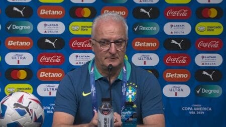 Dorival Júnior lamenta discussão de torcedor com Danilo