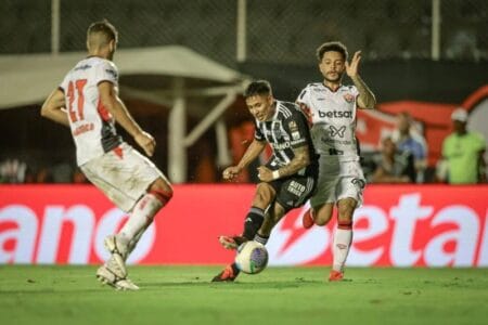 Atlético-MG sofre goleada para o Vitória, e coloca o Corinthians na 18ª colocação no Brasileirão