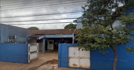 Jovem é assassinado em frente de casa por atirador de bicicleta