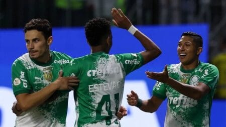 Com assistências de Estêvão, Palmeiras vence o Vasco e entra no G6 do Brasileirão