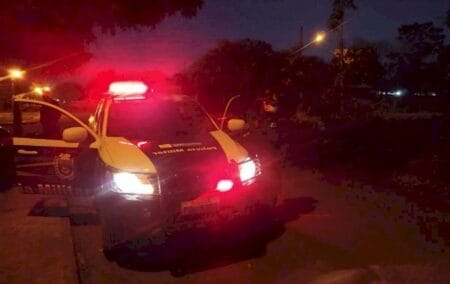 Mulher é presa por esfaquear namorado e desacatar Policiais