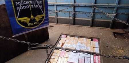 Polícia encontra carga de celulares escondidos em compartimento oculto de caminhão
