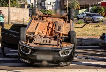 Carro capota com grávida e criança ao ser atingido em rotatória por HB20 em MS