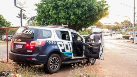 Homem é esfaqueado logo após faixa cobrando segurança ser instalada