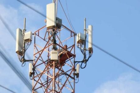Após 15 horas de negociação, homem que atacou bombeiros com fogo desce de torre