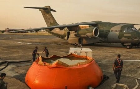 FAB lança 336 mil litros de água para combater incêndios no Pantanal