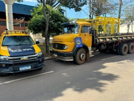 PMR recupera caminhão furtado e flagra condutor com arma de fogo e munições