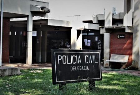 Mulher agride casal em velório do pai com golpes de cabo de facão