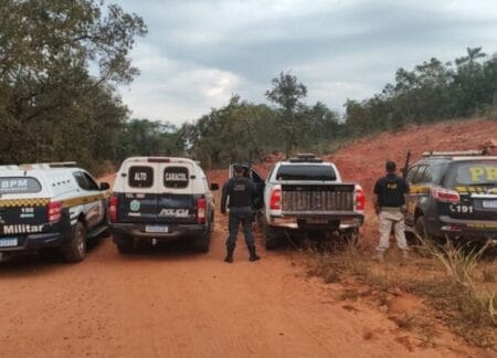 Homem foge e Hilux com mais de 1.600 kg de droga é apreendida