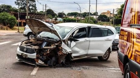 Motorista é socorrido após batida entre os veículos Palio e Argo em cruzamento de MS