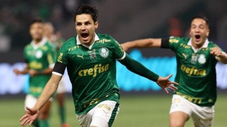 Palmeiras decide na bola parada e afunda o Corinthians no Z4 do Campeonato Brasileiro