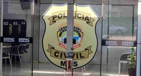 Armado com faca, homem invade restaurante e dá cadeirada em cliente