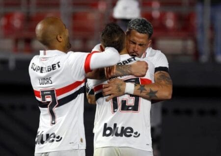 São Paulo aproveita expulsão, vence o Goiás no Morumbis e abre vantagem nas oitavas da Copa do Brasil
