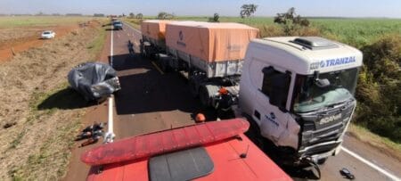 Colisão entre carro e carreta mata uma pessoa na BR-463 entre Dourados e Laguna Carapã