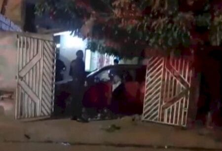 Agiota é alvejado, perde controle de veículo e invade 2 casas