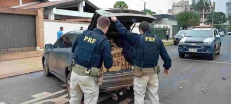 Carro de luxo abandonado após acidente tinha quase 900 quilos de maconha