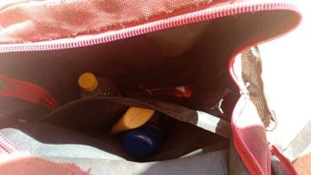 Ladrão entra em casa e ‘troca’ mochila com corote e arma falsa por bicicleta