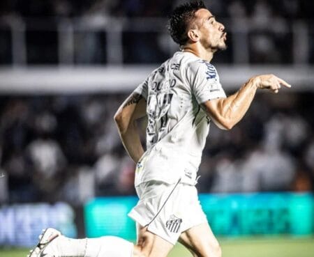 Santos marca nos acréscimos, bate a Chapecoense na Vila e sobe para a vice-liderança da Série B