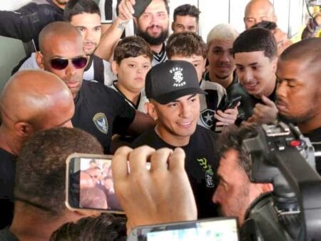 Thiago Almada desembarca no Rio de Janeiro para se apresentar ao Botafogo
