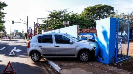 Motorista perde o controle e colide em muro de unidade de saúde em MS