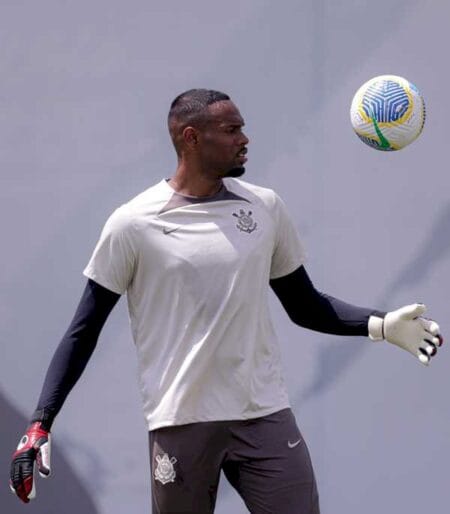 Corinthians aguarda pagamento da multa de Carlos Miguel para acelerar chegada de reforços