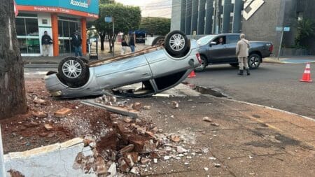 NOVA ANDRADINA: Condutor perde controle de direção, veículo invade canteiro e tomba