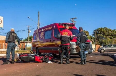 Moto é arrastada por 3 metros em acidente com caminhonete na Capital