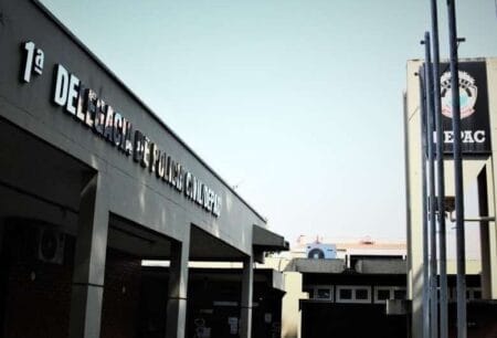 Motociclista embriagado colide com veículo e tenta evitar presença da polícia