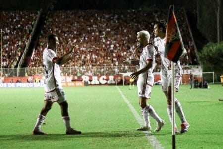 Com gol no fim, Flamengo ganha do Vitória no Barradão e emenda segunda vitória seguida no Brasileiro