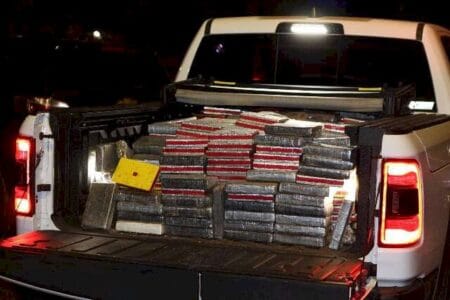 Polícia prende dupla e fecha depósito com 696 kg de cocaína