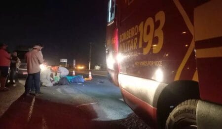 Trabalhadores são arremessados após serem atropelados por motociclista na BR-262