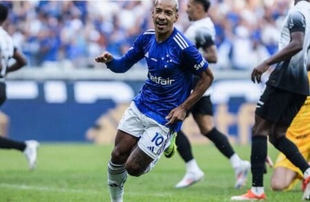 Cruzeiro vence o Corinthians e mantém o rival no Z-4 do ‘Brasileirão’