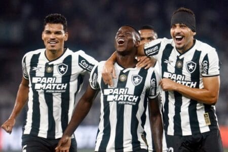 Com lei do ex, Botafogo vence o Atlético-MG e encosta na liderança do Brasileiro