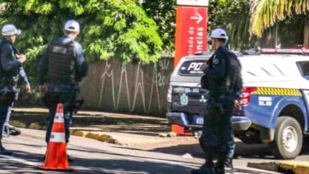Motociclista embriagado bate em viatura durante blitz em MS