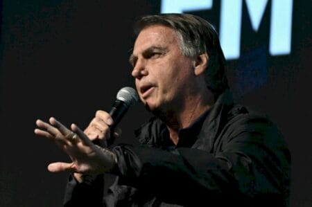 Na mira da PF, Bolsonaro usa evento conservador para criticar imprensa e o PT