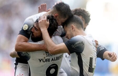 Corinthians supera o Bahia fora e vence a segunda seguida no Brasileirão