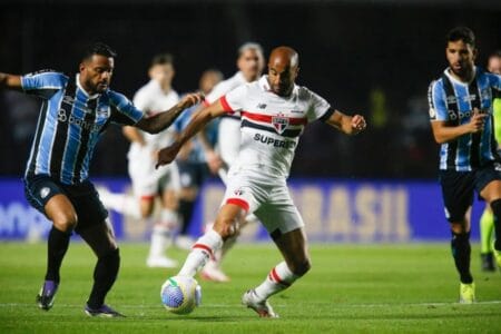 São Paulo sofre no fim, mas vence Grêmio no Morumbi