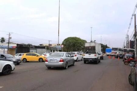 Ultrapassagem errada de moto causa acidente e tumultua trânsito em MS