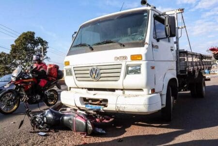 Caminhão perde freio e atropela irmãos em motocicleta a caminho de UPA na Capital