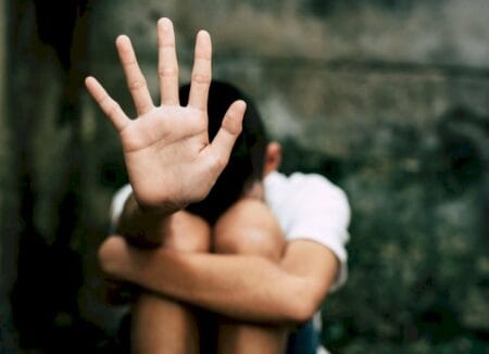 Pai com passagens por tráfico estupra filho de 8 anos