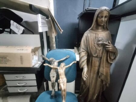 Dois são presos após furtarem imagens de santos de cemitério em MS