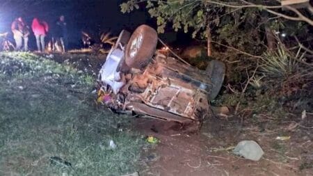 Motorista perde controle de Hilux, atropela ciclista e os dois morrem