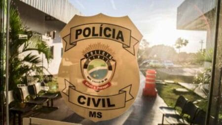 Vizinho escuta discussão e encontra homem ferido a tiros em frente de casa