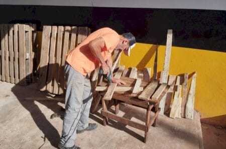 Móveis sustentáveis feitos em presídio vão auxiliar projeto que atende mulheres artesãs