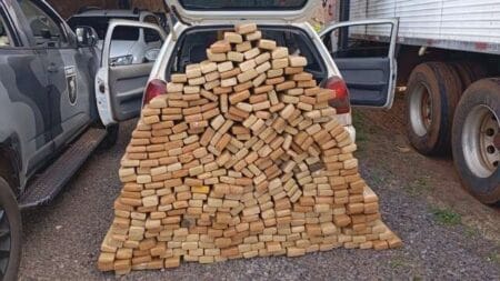 Pane em carro ‘recheado’ leva polícia a descobrir 369 kg de maconha Adolescente de 16 anos se apresentou como responsável por Volkswagen Gol no São Conrad