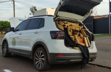 Carro roubado com adesivo falso do Incra é apreendido com maconha Ao receber ordem de parada o condutor não obedeceu e iniciou fuga Redação,