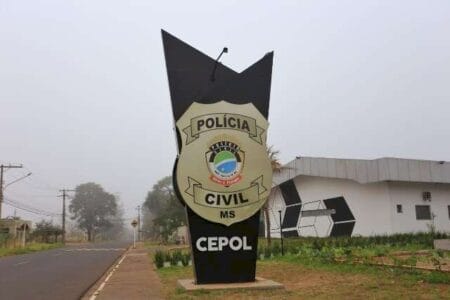Após denúncia de ameaça, polícia acha pistola na casa de preso em operação